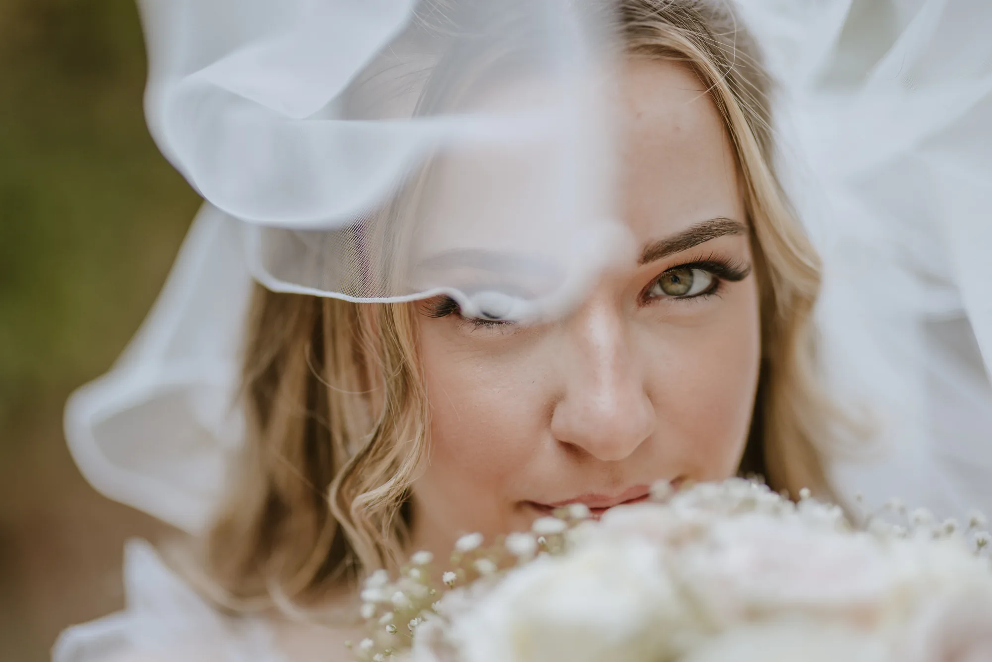 Hochzeitsgesellschaft im Freien – gut vorbereitete Gruppenbilder bei der Hochzeit