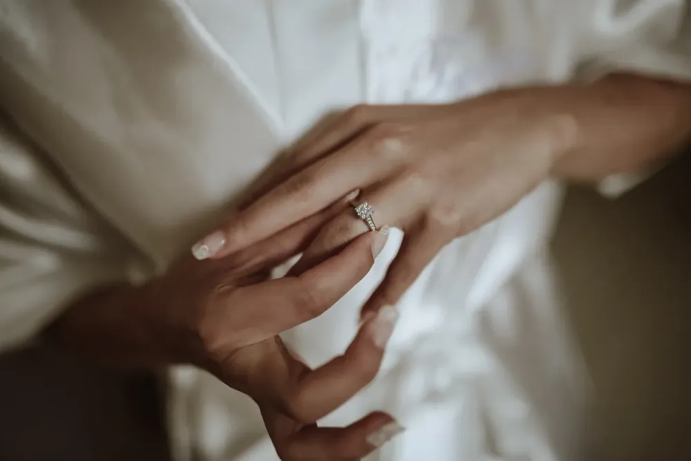 Nahaufnahme des Rings an der Hand der Braut – Detail beim Getting Ready