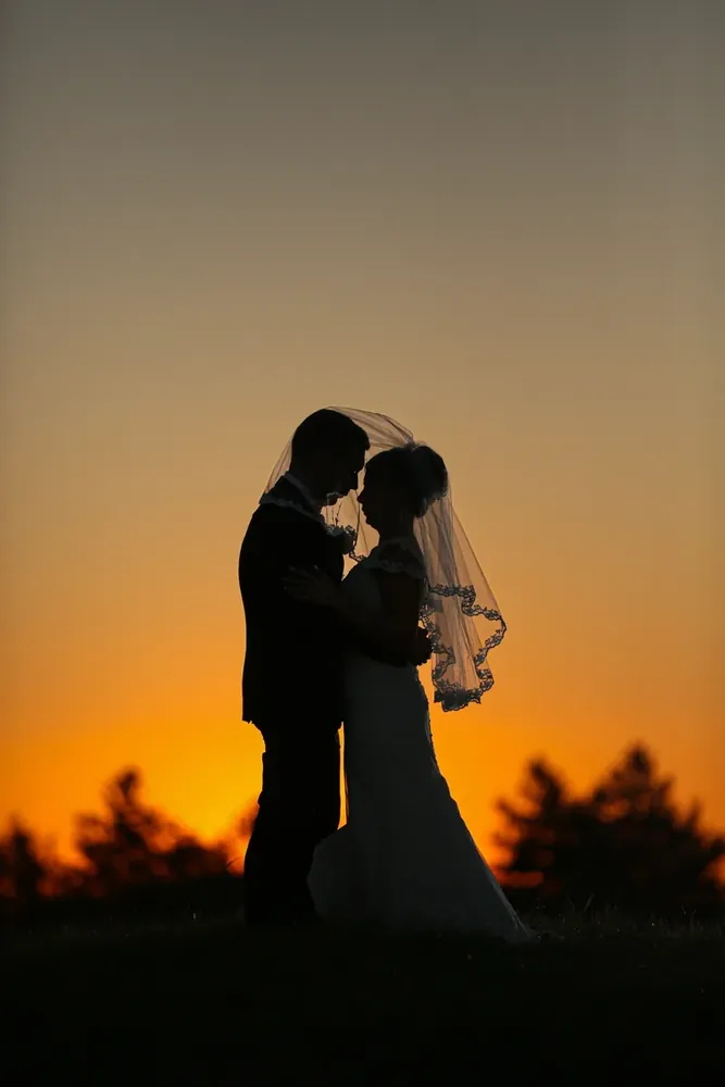 Brautpaar-Silhouette im Sonnenuntergang – romantisches Hochzeitsfoto