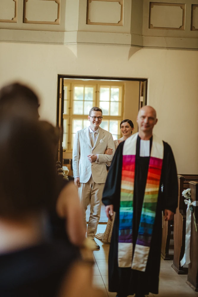 Kirchliche Hochzeit mit Trauung und Ringtausch – Foto 8 von 41