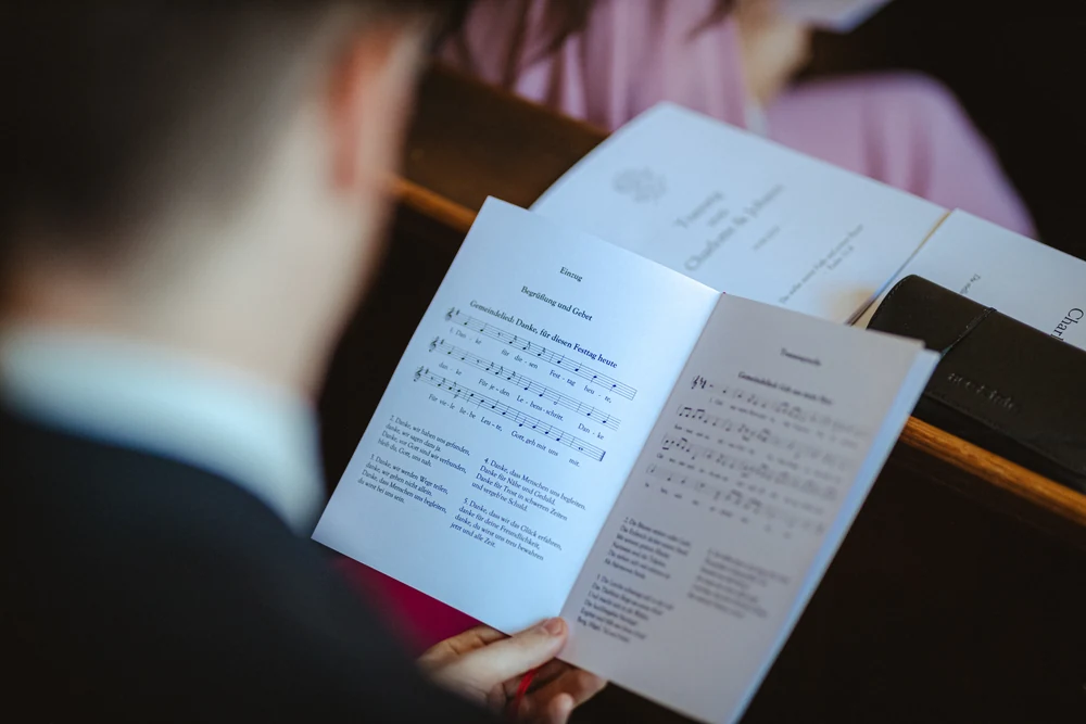 Kirchliche Hochzeit mit Trauung und Ringtausch – Foto 13 von 41