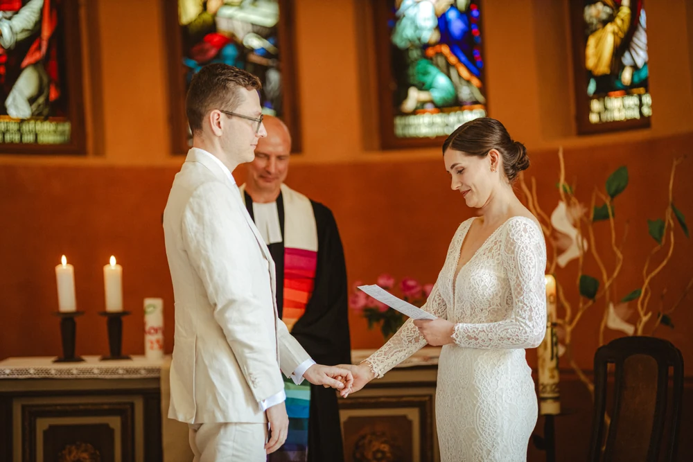 Kirchliche Hochzeit mit Trauung und Ringtausch – Foto 16 von 41
