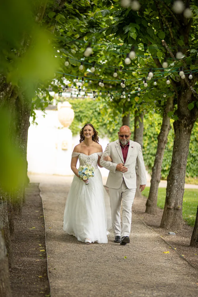 Sommerhochzeit Ein Sommertag unter Weiden – Hochzeitsfoto 16 von 51