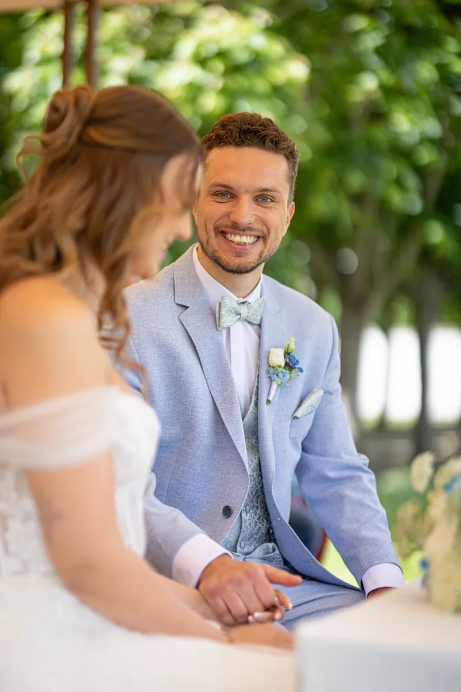 Sommerhochzeit Ein Sommertag unter Weiden – Hochzeitsfoto 19 von 51
