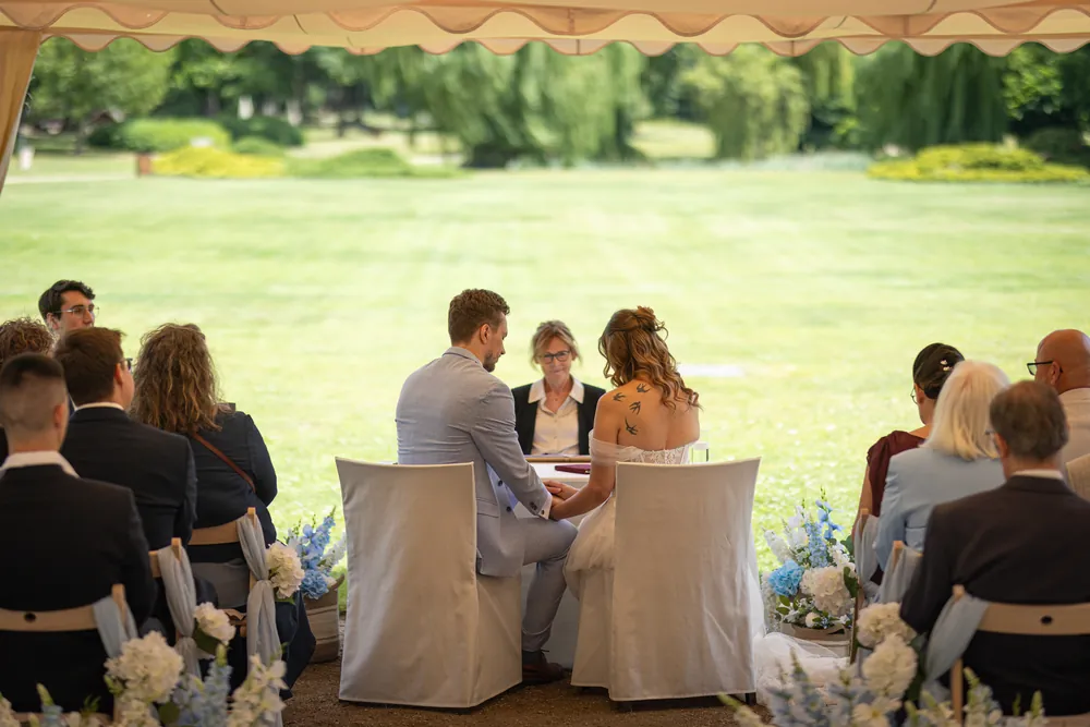 Sommerhochzeit Ein Sommertag unter Weiden – Hochzeitsfoto 22 von 51