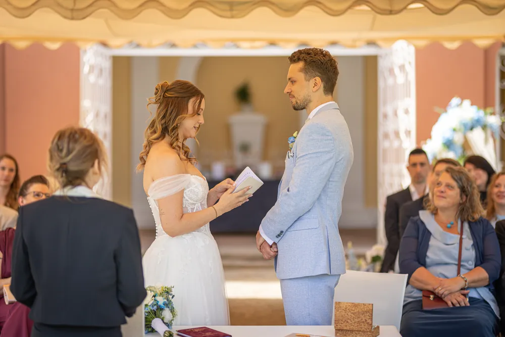 Sommerhochzeit Ein Sommertag unter Weiden – Hochzeitsfoto 23 von 51