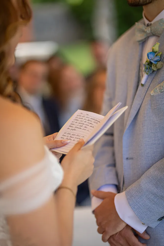 Sommerhochzeit Ein Sommertag unter Weiden – Hochzeitsfoto 24 von 51