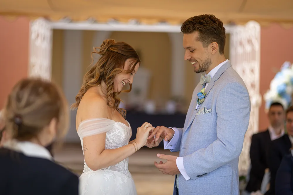 Sommerhochzeit Ein Sommertag unter Weiden – Hochzeitsfoto 25 von 51