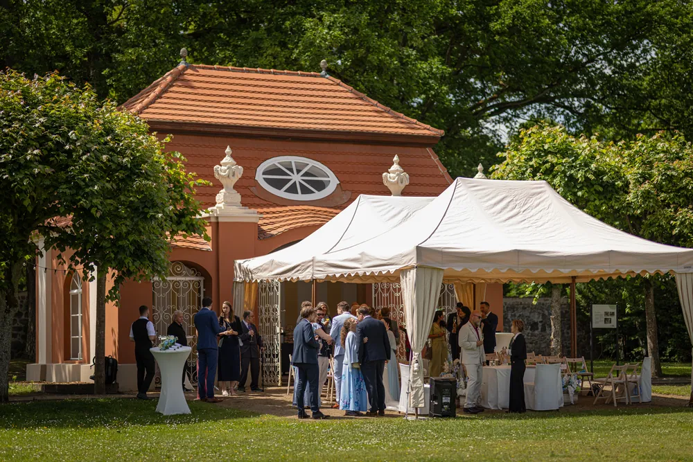 Sommerhochzeit Ein Sommertag unter Weiden – Hochzeitsfoto 27 von 51