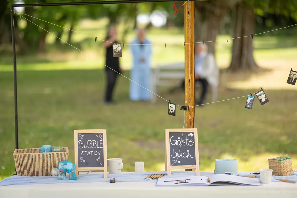 Sommerhochzeit Ein Sommertag unter Weiden – Hochzeitsfoto 31 von 51