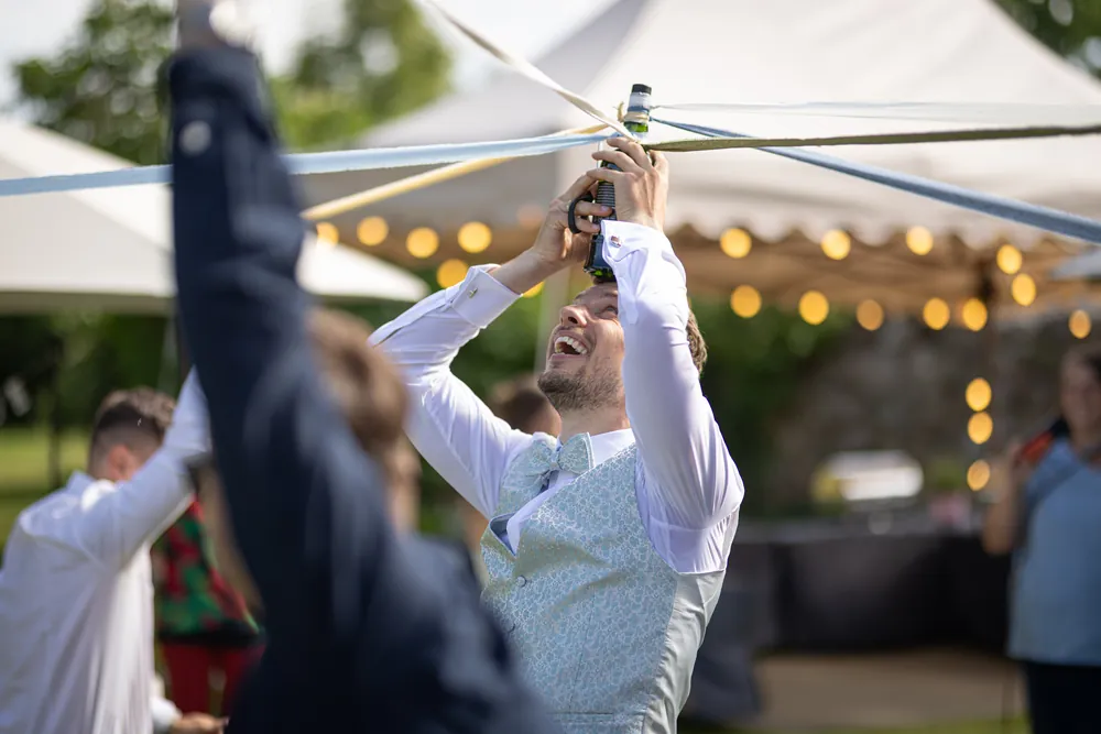 Sommerhochzeit Ein Sommertag unter Weiden – Hochzeitsfoto 35 von 51
