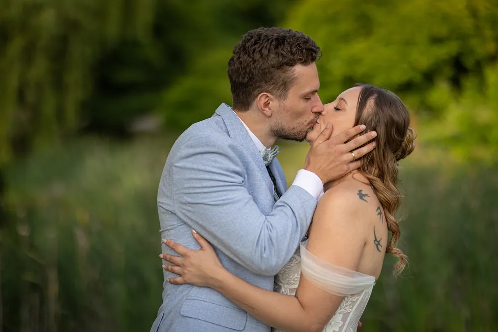 Sommerhochzeit Ein Sommertag unter Weiden – Hochzeitsfoto 44 von 51
