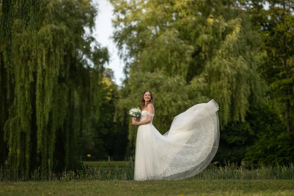 Sommerhochzeit Ein Sommertag unter Weiden – Hochzeitsfoto 45 von 51