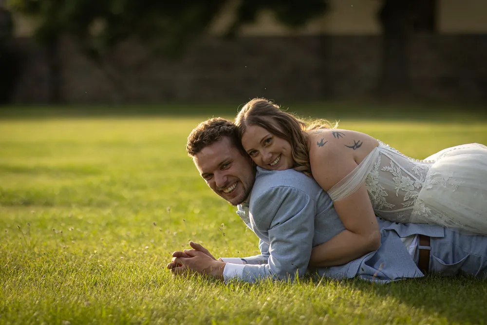 Sommerhochzeit Ein Sommertag unter Weiden – Hochzeitsfoto 46 von 51
