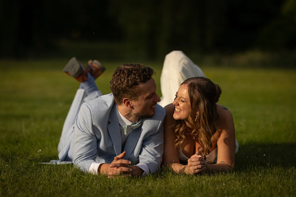 Sommerhochzeit Ein Sommertag unter Weiden – Hochzeitsfoto 47 von 51