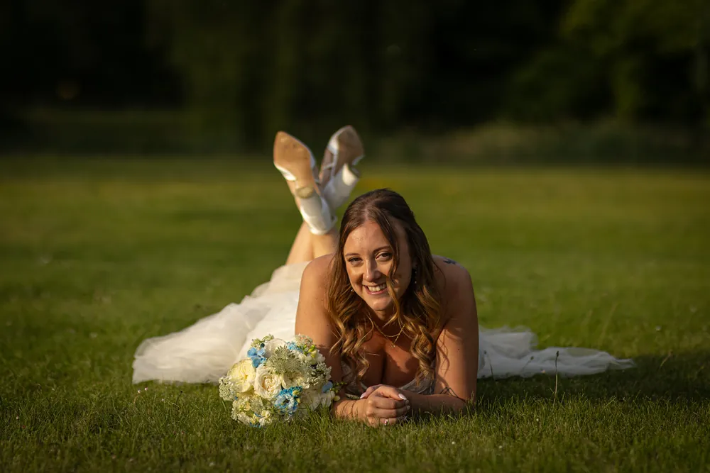 Sommerhochzeit Ein Sommertag unter Weiden – Hochzeitsfoto 48 von 51