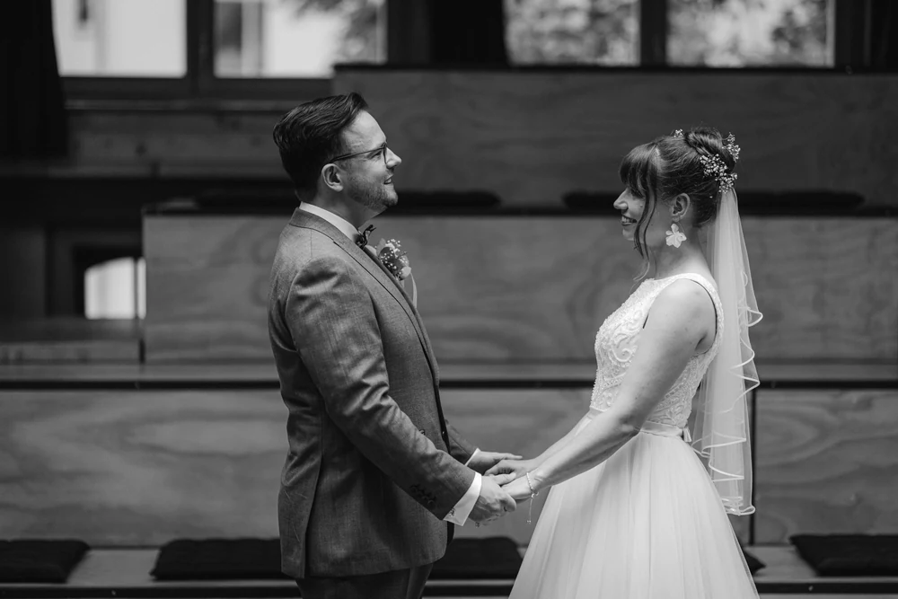 Kirchliche Hochzeit in Berlin – Trauung und Paarshooting – Hochzeitsfoto 18 von 100