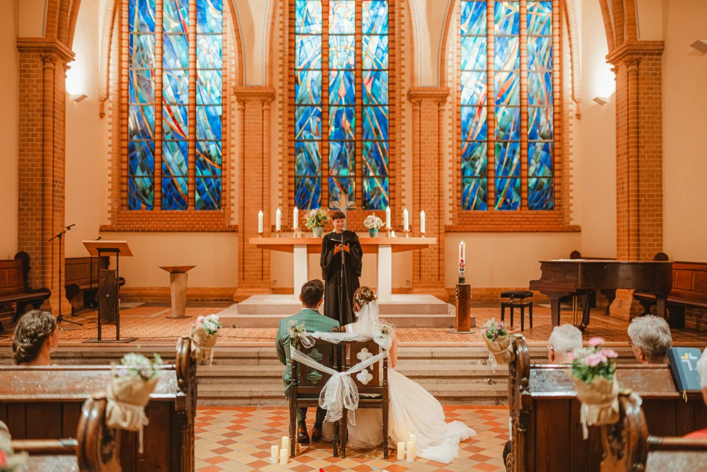 Kirchliche Hochzeit in Berlin – Trauung und Paarshooting – Hochzeitsfoto 22 von 100