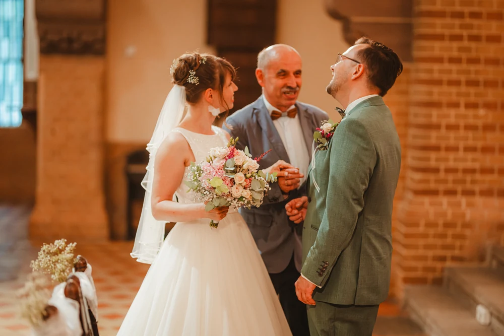 Kirchliche Hochzeit in Berlin – Trauung und Paarshooting – Hochzeitsfoto 27 von 100