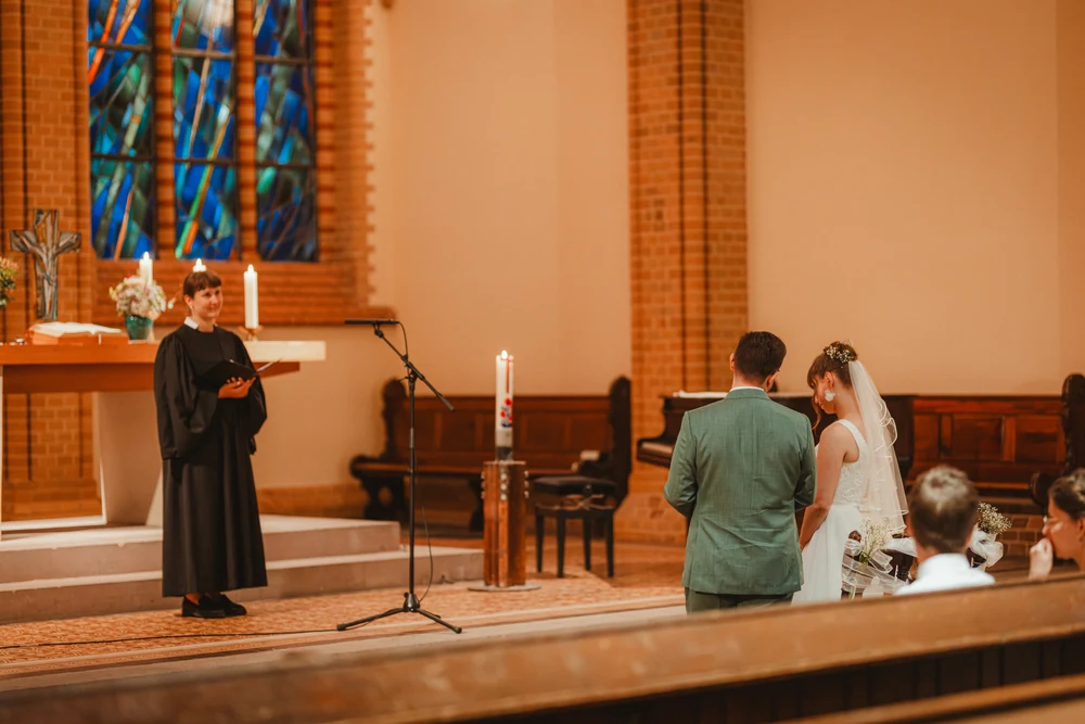Kirchliche Hochzeit in Berlin – Trauung und Paarshooting – Hochzeitsfoto 29 von 100