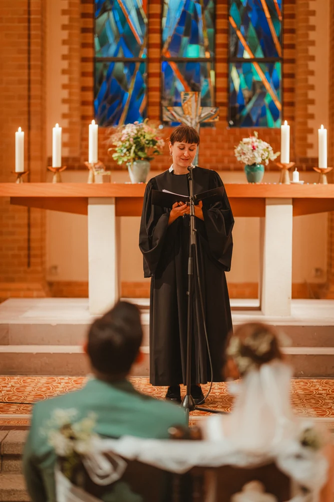 Kirchliche Hochzeit in Berlin – Trauung und Paarshooting – Hochzeitsfoto 33 von 100