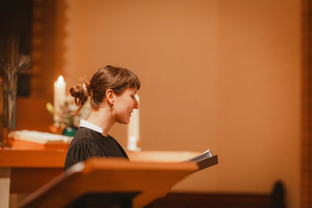 Kirchliche Hochzeit in Berlin – Trauung und Paarshooting – Hochzeitsfoto 36 von 100