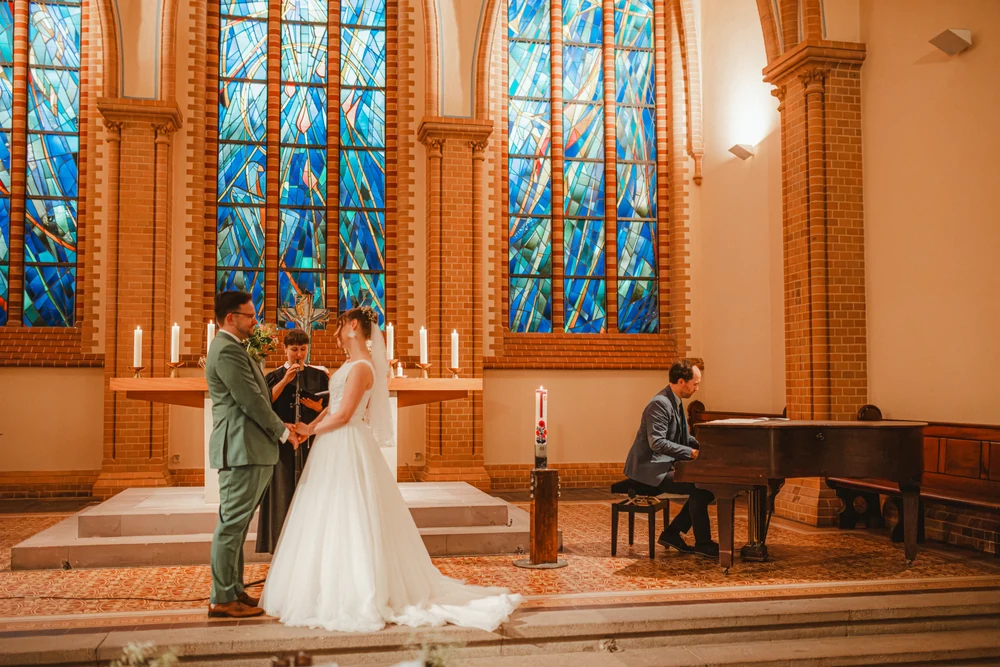 Kirchliche Hochzeit in Berlin – Trauung und Paarshooting – Hochzeitsfoto 40 von 100