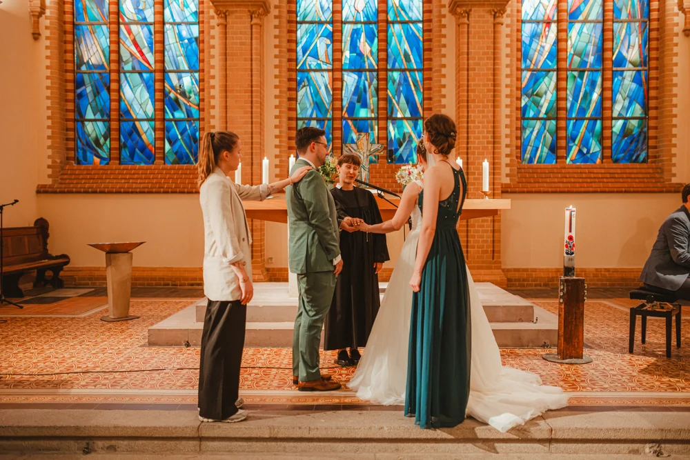 Kirchliche Hochzeit in Berlin – Trauung und Paarshooting – Hochzeitsfoto 42 von 100