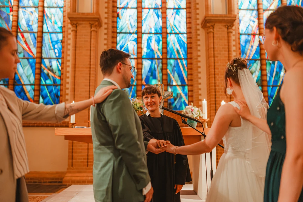 Kirchliche Hochzeit in Berlin – Trauung und Paarshooting – Hochzeitsfoto 44 von 100