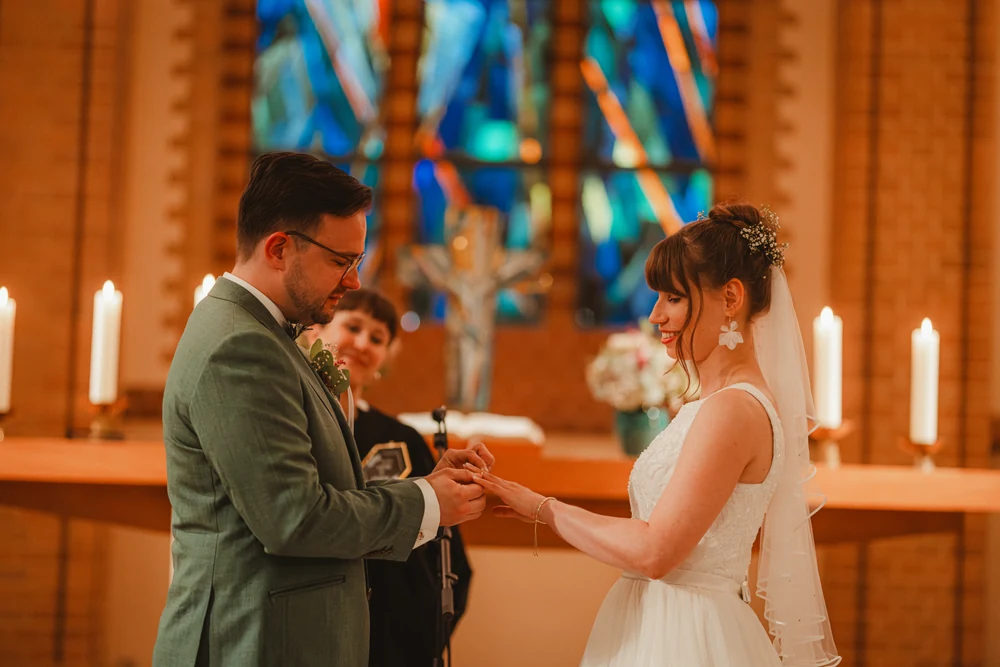 Kirchliche Hochzeit in Berlin – Trauung und Paarshooting – Hochzeitsfoto 47 von 100