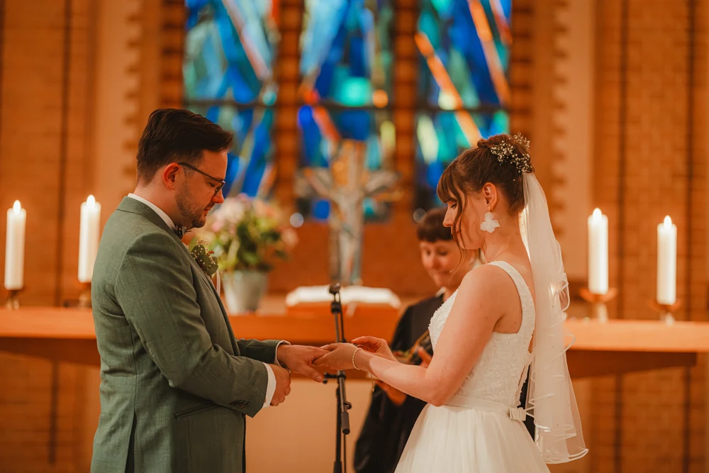 Kirchliche Hochzeit in Berlin – Trauung und Paarshooting – Hochzeitsfoto 48 von 100