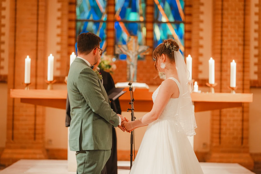 Kirchliche Hochzeit in Berlin – Trauung und Paarshooting – Hochzeitsfoto 49 von 100