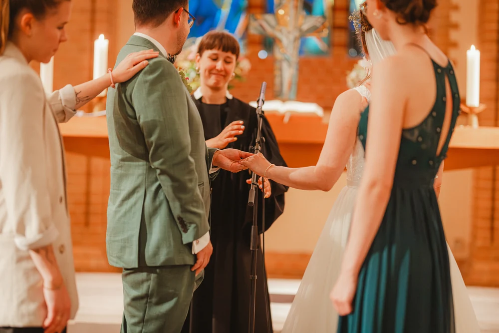 Kirchliche Hochzeit in Berlin – Trauung und Paarshooting – Hochzeitsfoto 50 von 100
