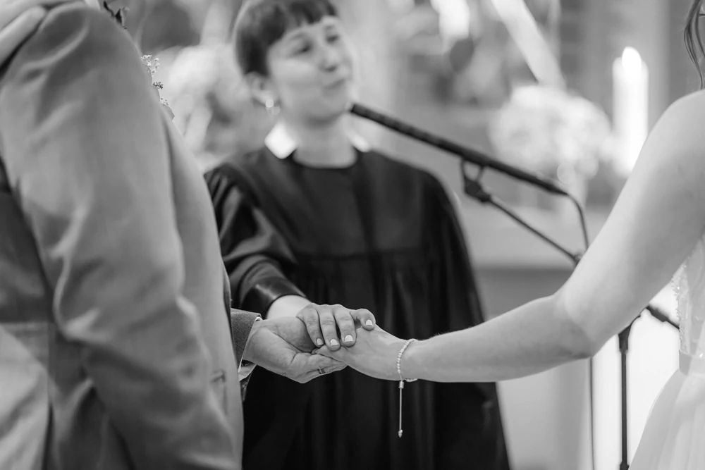 Kirchliche Hochzeit in Berlin – Trauung und Paarshooting – Hochzeitsfoto 51 von 100