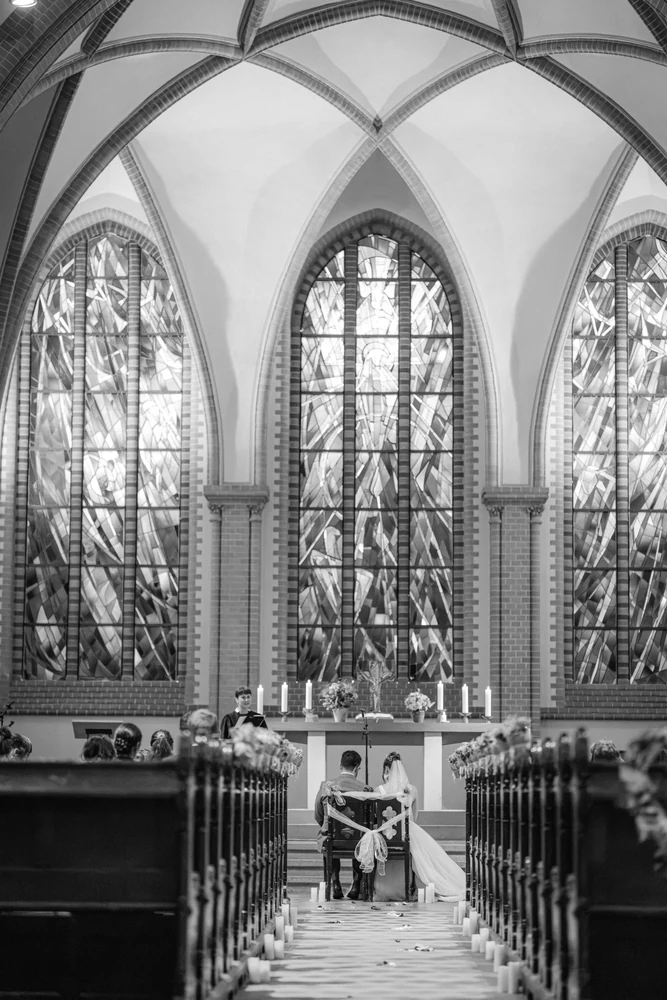 Kirchliche Hochzeit in Berlin – Trauung und Paarshooting – Hochzeitsfoto 54 von 100