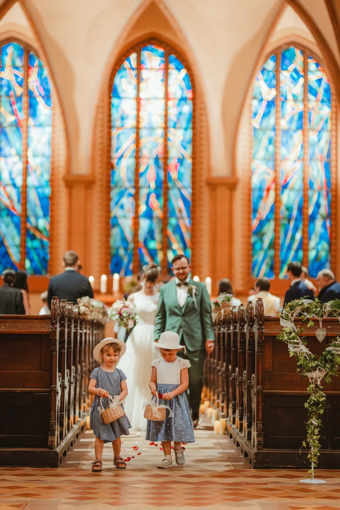 Kirchliche Hochzeit in Berlin – Trauung und Paarshooting – Hochzeitsfoto 55 von 100
