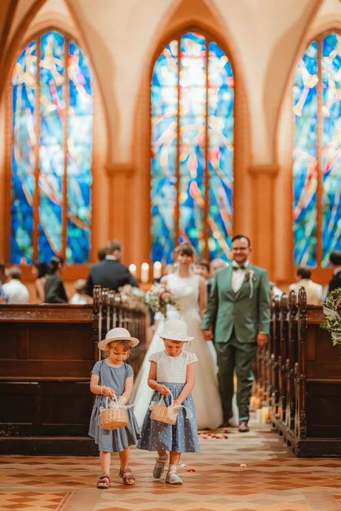 Kirchliche Hochzeit in Berlin – Trauung und Paarshooting – Hochzeitsfoto 56 von 100
