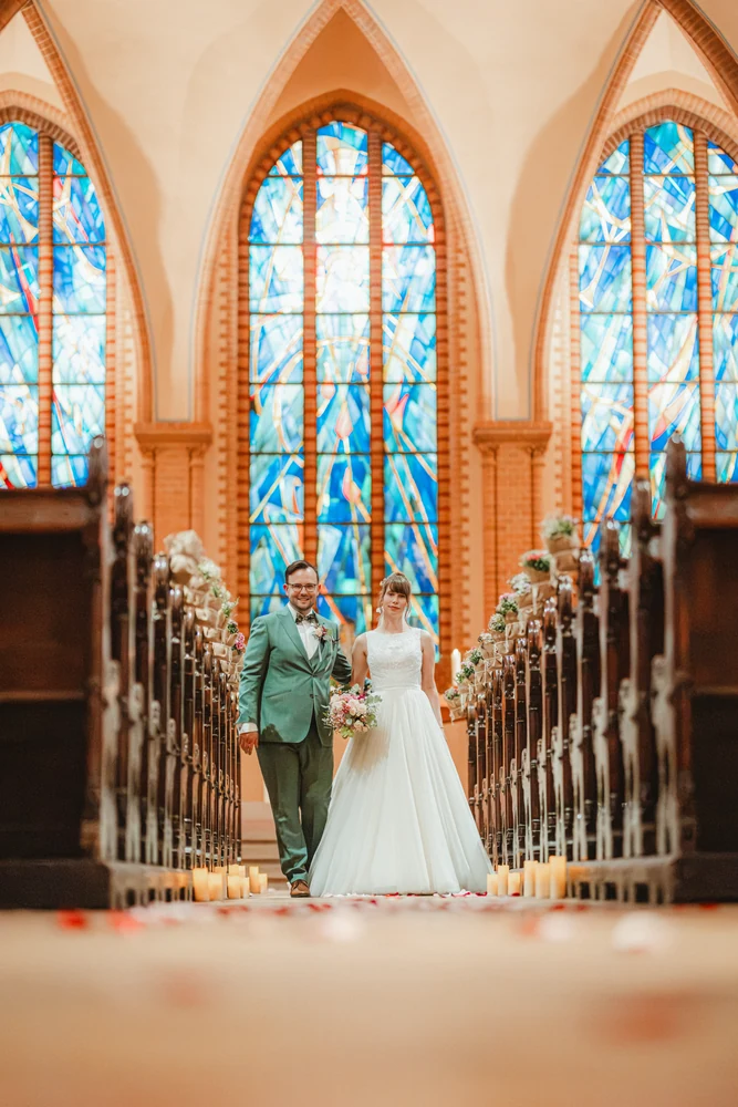 Kirchliche Hochzeit in Berlin – Trauung und Paarshooting – Hochzeitsfoto 63 von 100