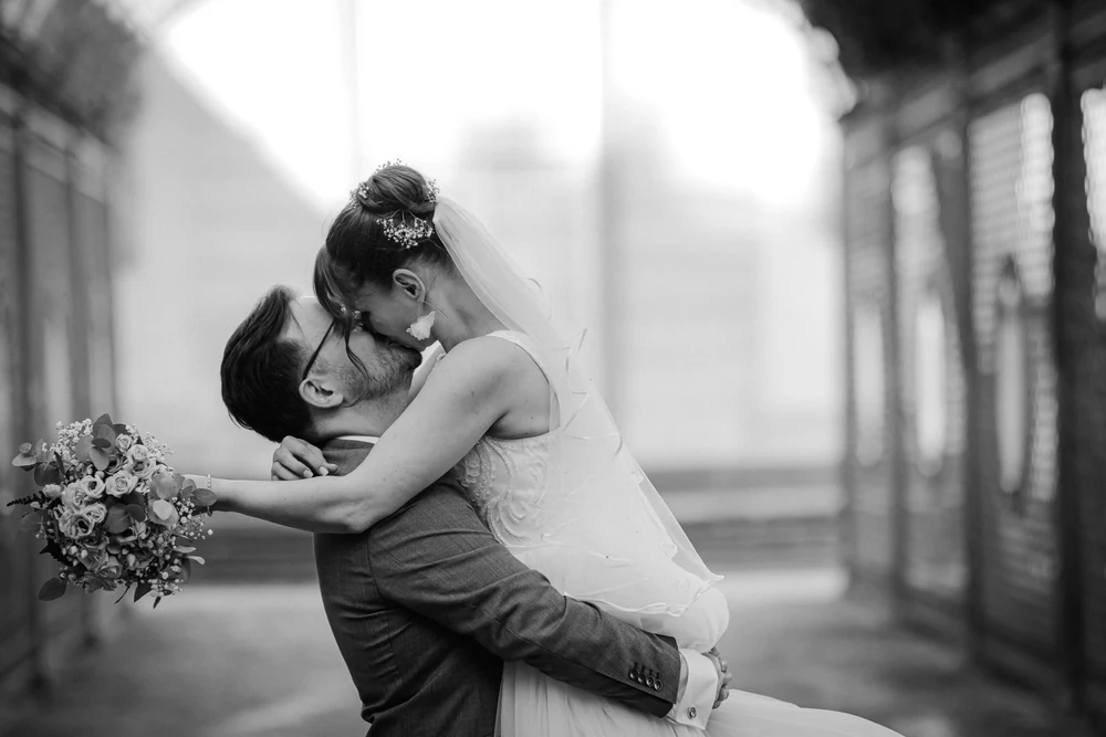 Kirchliche Hochzeit in Berlin – Trauung und Paarshooting – Hochzeitsfoto 92 von 100