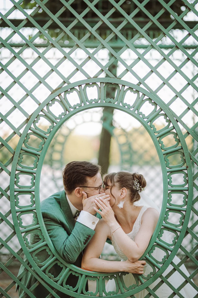 Kirchliche Hochzeit in Berlin – Trauung und Paarshooting – Hochzeitsfoto 93 von 100
