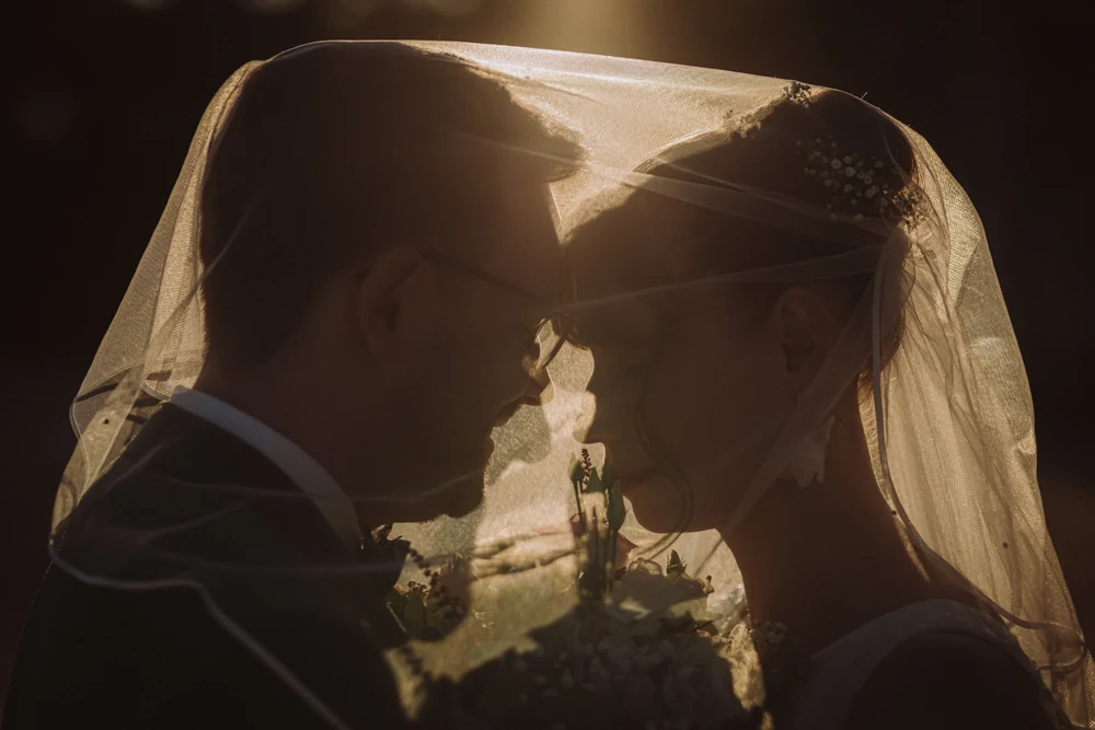 Kirchliche Hochzeit in Berlin – Trauung und Paarshooting – Hochzeitsfoto 96 von 100