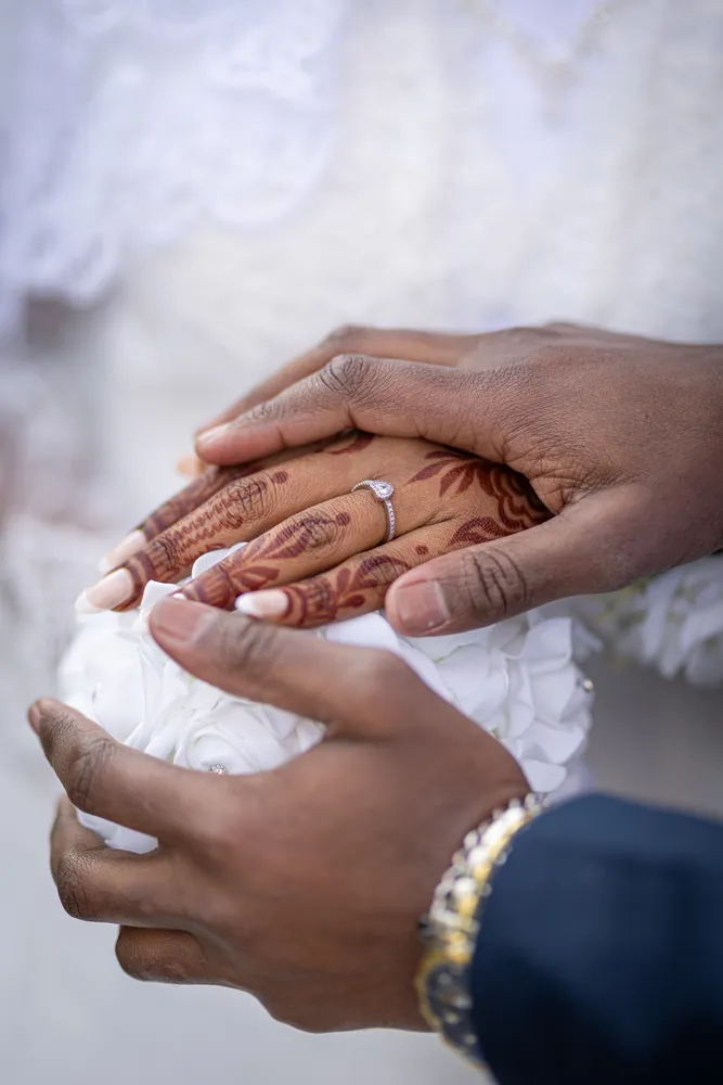 Hochzeit Zwei Hände ein Versprechen – Hochzeitsfoto 12 von 21